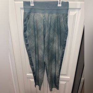 Athleta Nolita Slim Tapered Printed‎ Crop Pant Denali Minimalistic Green Size 6